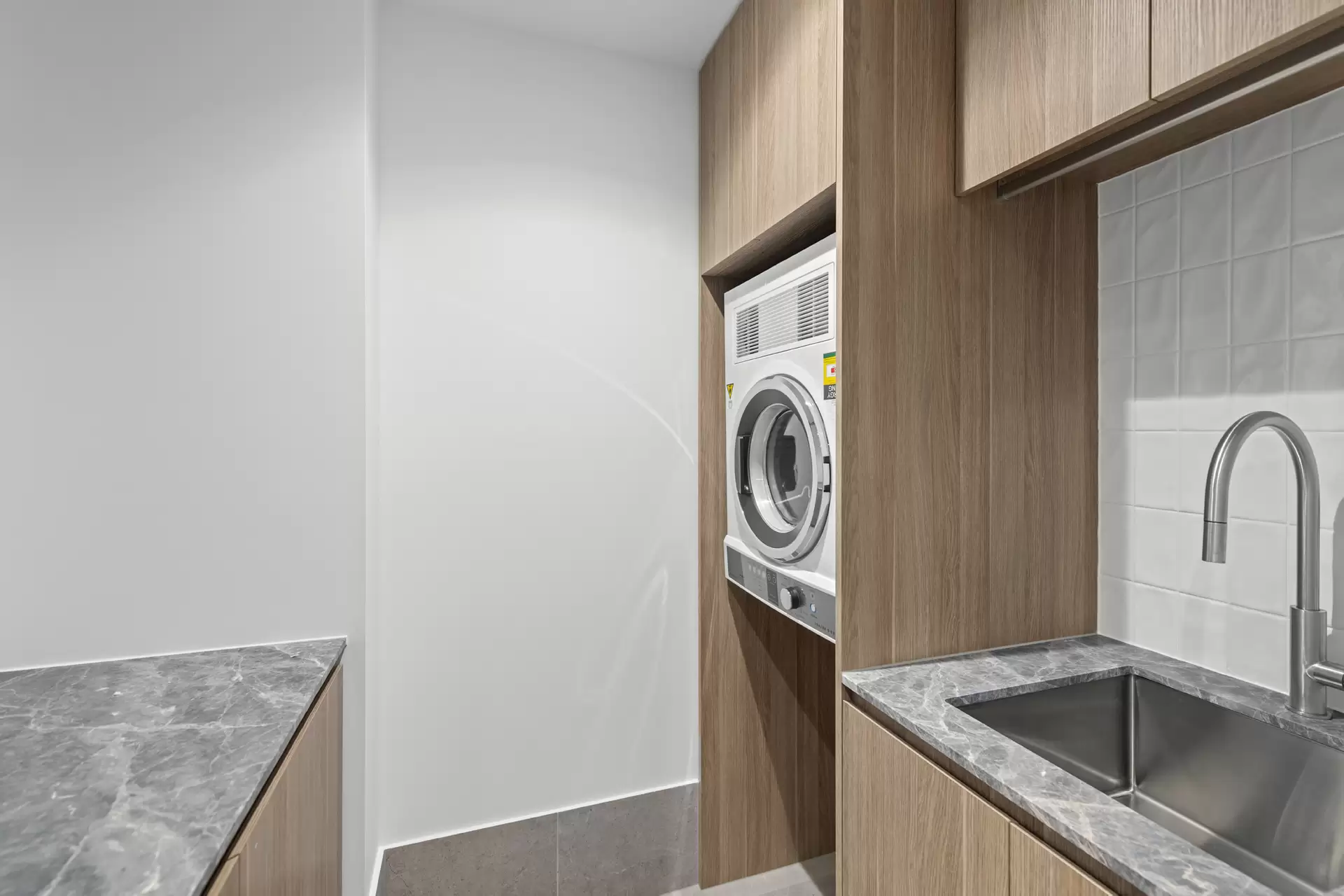 602/89 Lytton Rd, East Brisbane Leased by Mosaic Property Group - image 1
